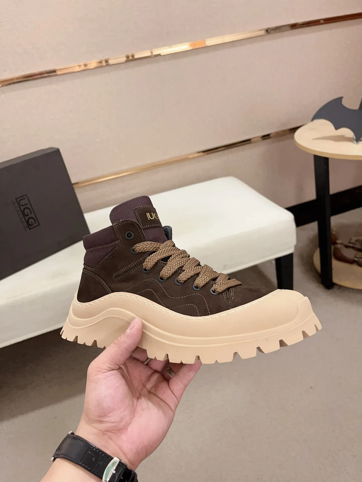 Factory Price: 390 Men's Men's Shoes 💰North American Men's Shoes Ugg ☃️In the special sale of new high-quality men's shoes and snow boots in autumn and winter, the nemesis of extreme cold weather! Made of cowhide leather, merino wool lining, and original outsole, whether driving, outdoor or daily wear, there is always one that suits you! Code number 39-44